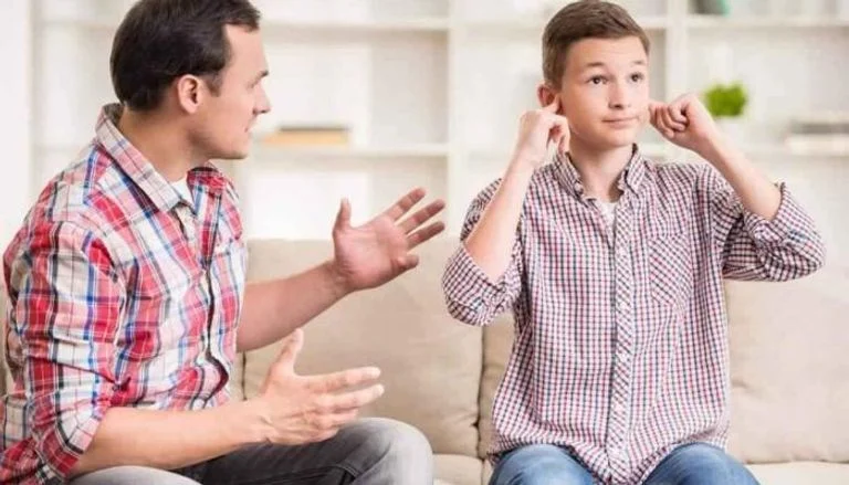 كيف أتعامل مع ابني المراهق قليل الأدب